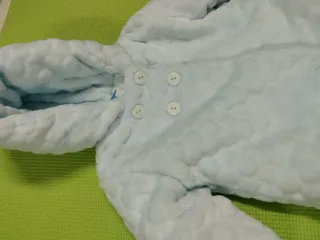 Chaqueta bebé azul suave y abrigada