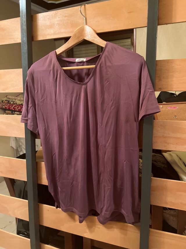 Camiseta morada cuello pico