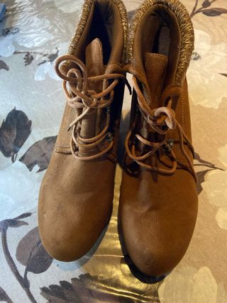 Botines marrones con cordones