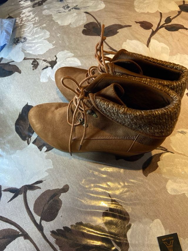 Botines marrones con cordones