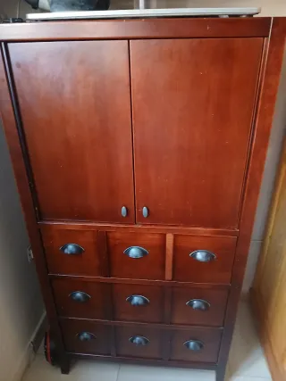 Mueble de madera con puertas y cajones