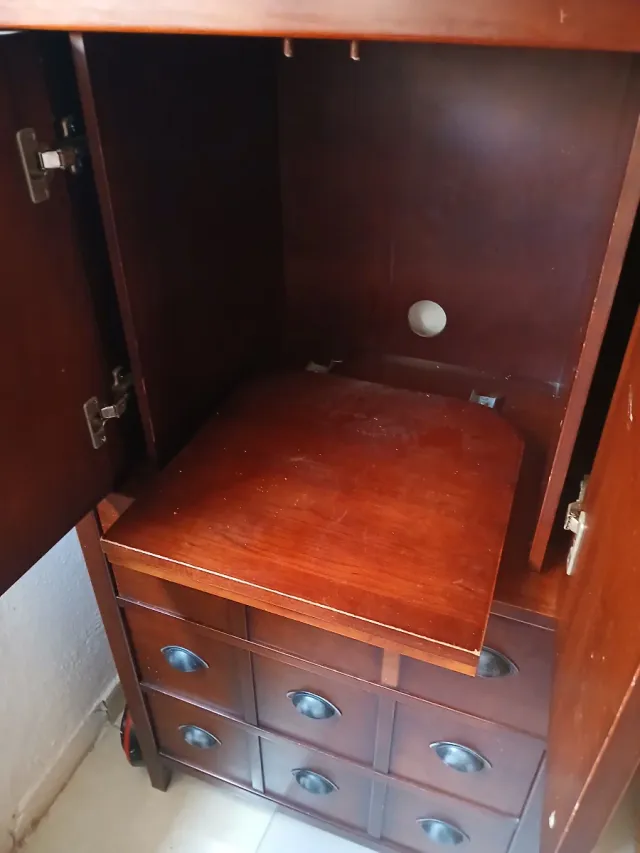 Mueble de madera con puertas y cajones