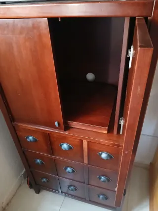 Mueble de madera con puertas y cajones