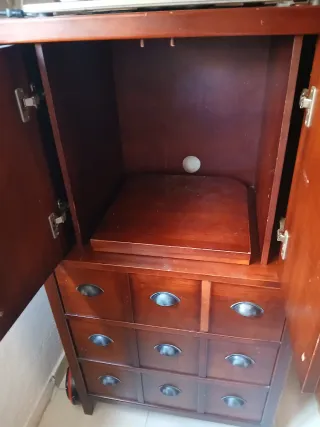 Mueble de madera con puertas y cajones