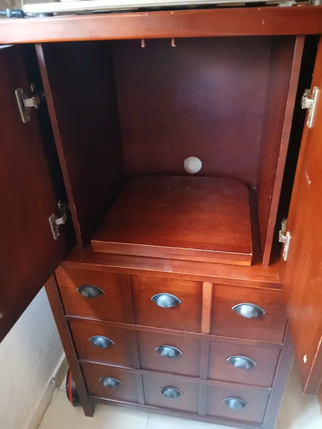 Mueble de madera con puertas y cajones