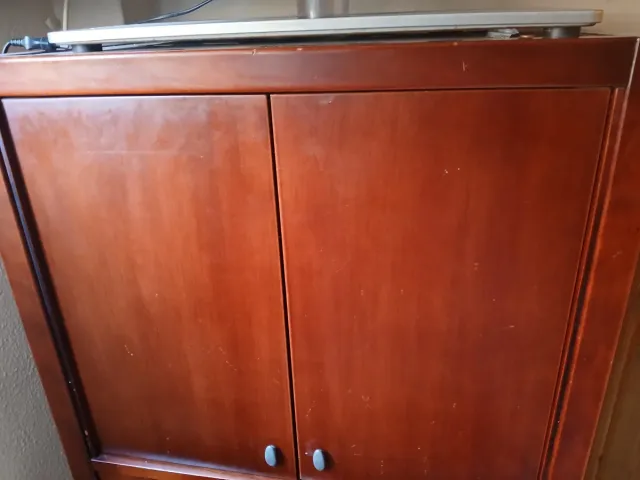 Mueble de madera con puertas y cajones