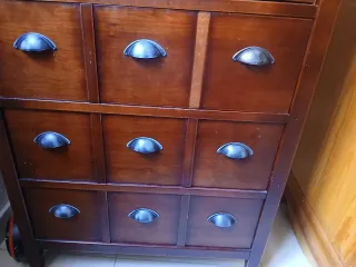 Mueble de madera con puertas y cajones