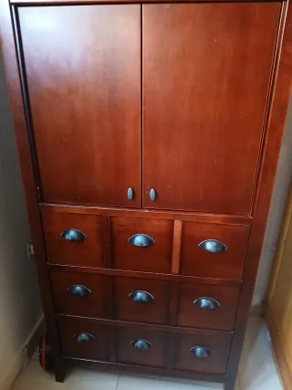 Mueble de madera con puertas y cajones