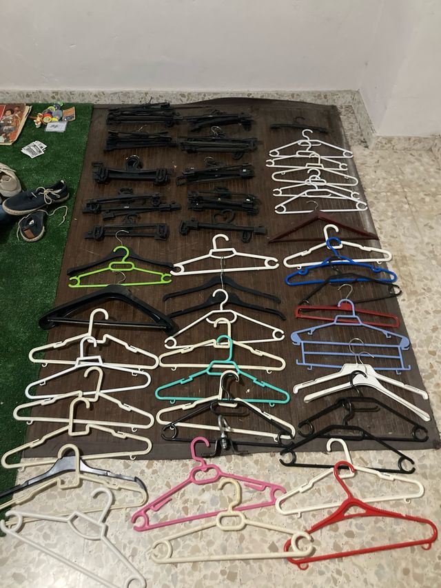 Lote de perchas variadas