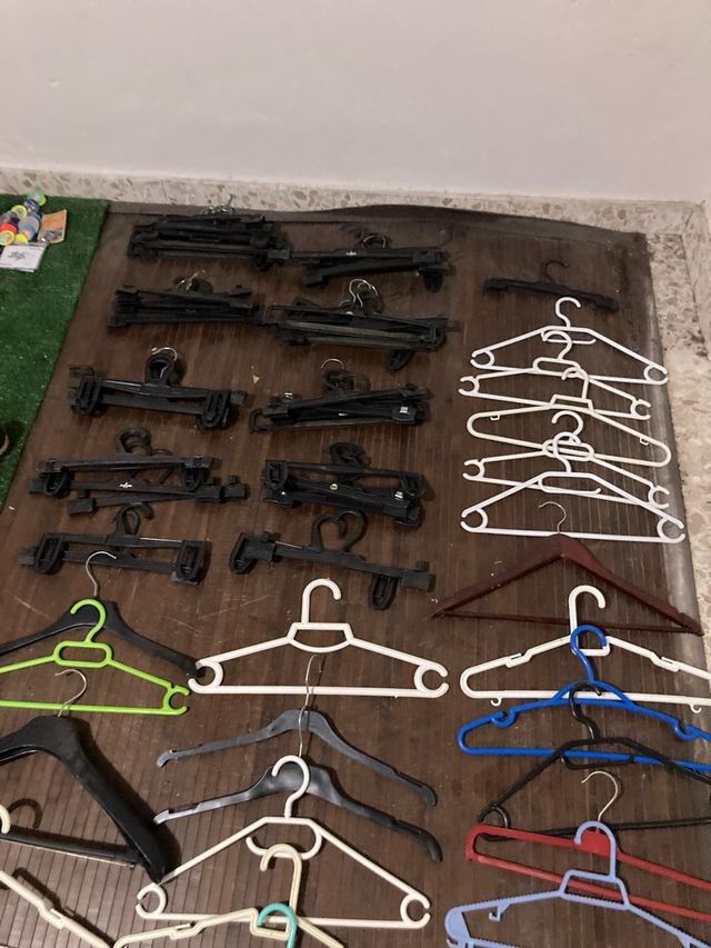 Lote de perchas variadas