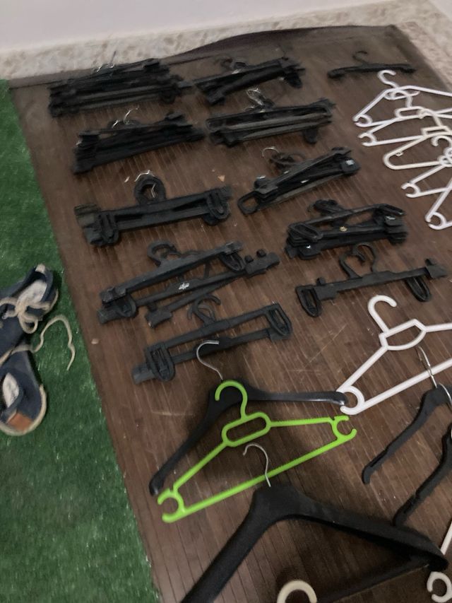 Lote de perchas variadas