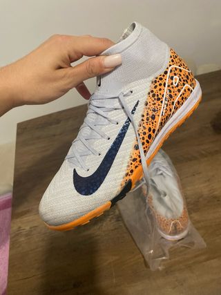 Botas Nike Futbol Talla 42, una puesta .