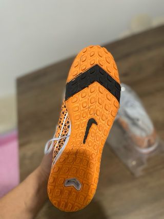 Botas Nike Futbol Talla 42, una puesta .