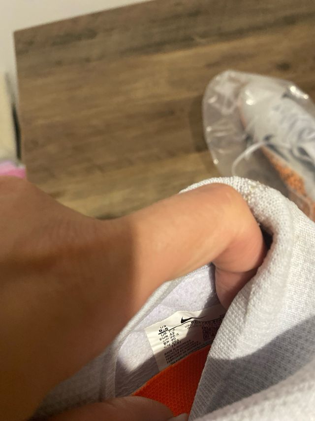 Botas Nike Futbol Talla 42, una puesta .