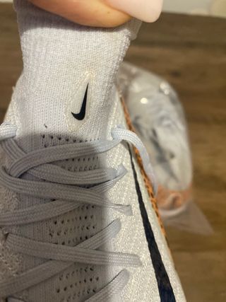 Botas Nike Futbol Talla 42, una puesta .