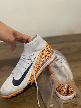 Botas Nike Futbol Talla 42, una puesta .