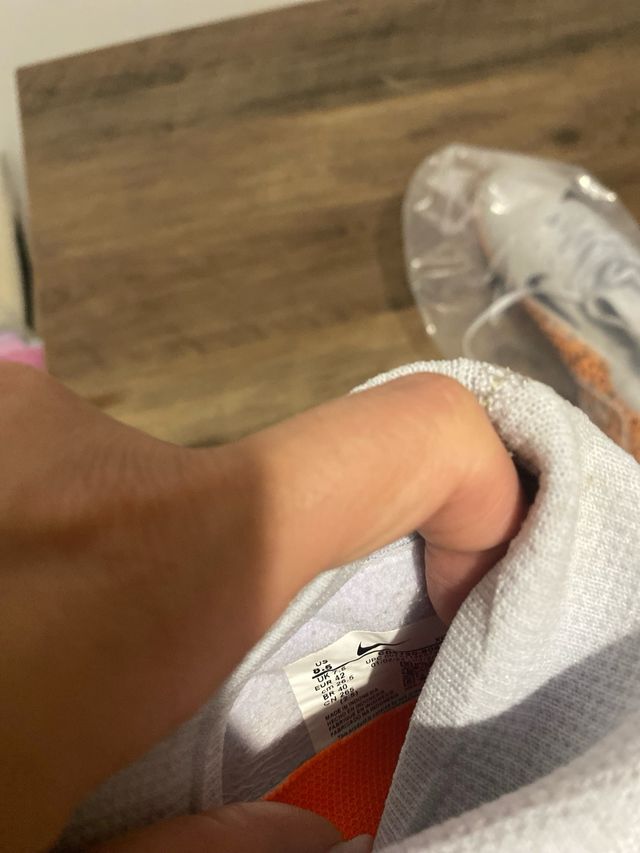 Botas Nike Futbol Talla 42, una puesta .