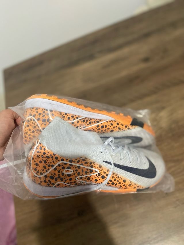 Botas Nike Futbol Talla 42, una puesta .