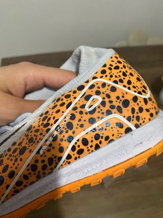 Botas Nike Futbol Talla 42, una puesta .