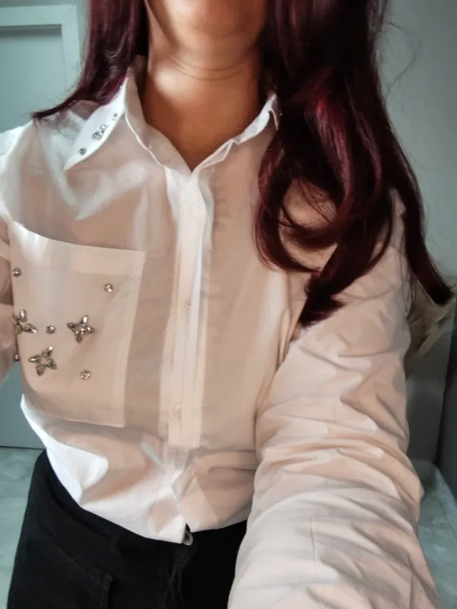 Camisa blanca con strass