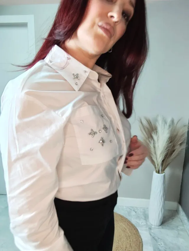 Camisa blanca con strass
