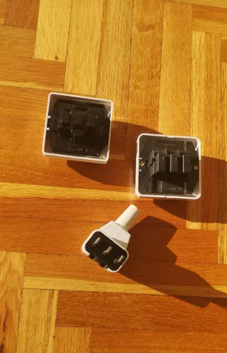 2 Enchufes y 1 Clavija Eléctrica
