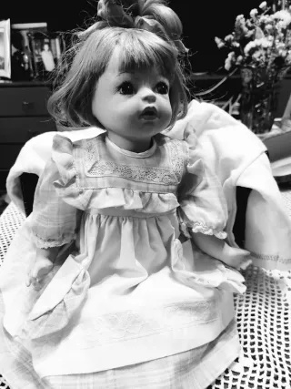 Preziosa bambola antica in porcellana