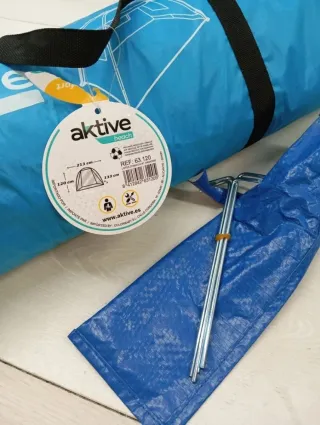 Tenda paravento da spiaggia AKTIVE 213x133x120 cm, 4 posti, include 4 picchetti, aste in fibra di vetro, tessuto poliestere 170T, colonna d'acqua 300 mm, peso 2 kg, porta e finestre laterali