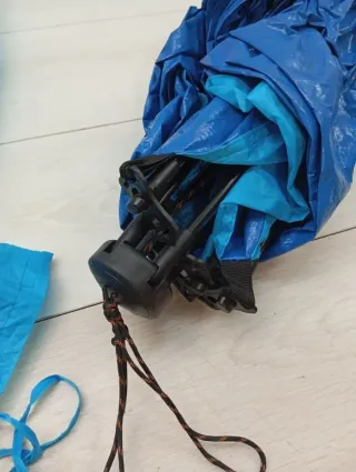 Tenda paravento da spiaggia AKTIVE 213x133x120 cm, 4 posti, include 4 picchetti, aste in fibra di vetro, tessuto poliestere 170T, colonna d'acqua 300 mm, peso 2 kg, porta e finestre laterali