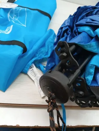 Tenda paravento da spiaggia AKTIVE 213x133x120 cm, 4 posti, include 4 picchetti, aste in fibra di vetro, tessuto poliestere 170T, colonna d'acqua 300 mm, peso 2 kg, porta e finestre laterali