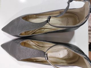 Zapatos Zara Piel Tacón Bajo color Plata