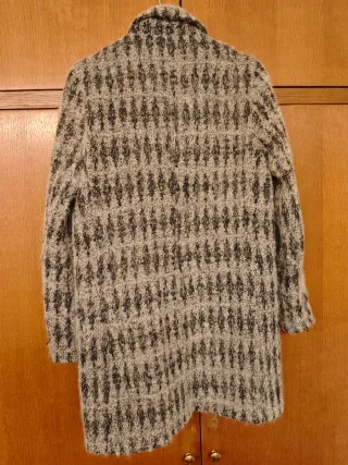 Abrigo estampado gris y negro