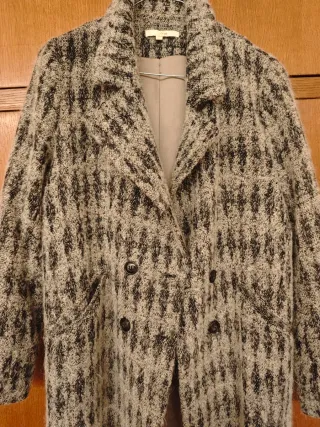 Abrigo estampado gris y negro