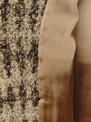 Abrigo estampado gris y negro