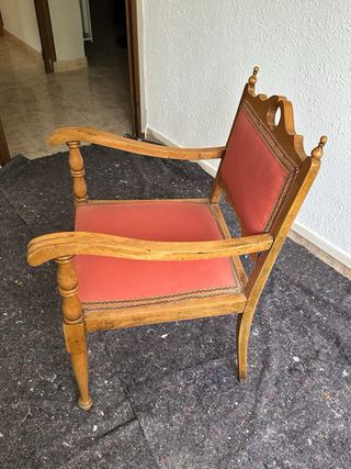 Sillón vintage madera y tela rojo