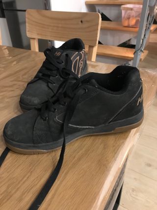 Zapatos con ruedas negros y marrones