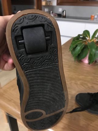 Zapatos con ruedas negros y marrones