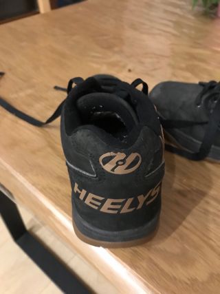 Zapatos con ruedas negros y marrones