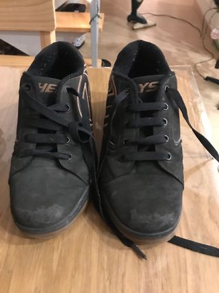 Zapatos con ruedas negros y marrones