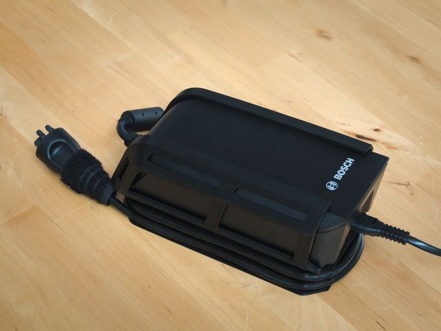 Supporto a parete per caricabatterie Bosch eBike con raccogli-cavo