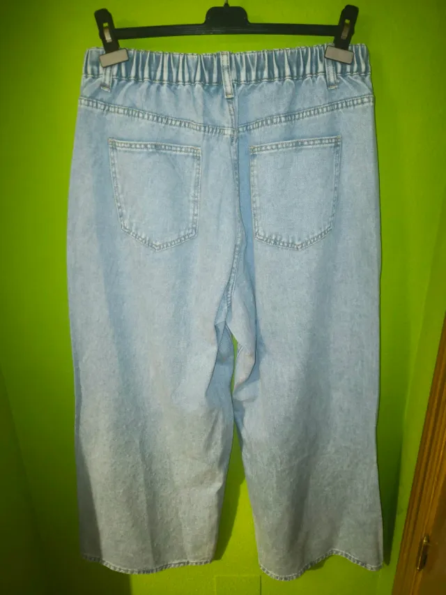 Pantalón vaquero con brillos plateados