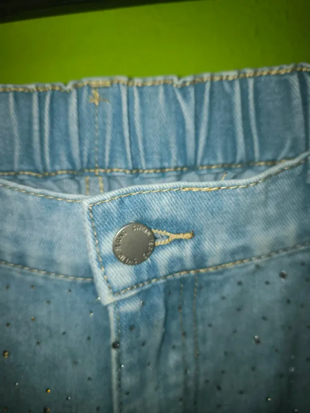 Pantalón vaquero con brillos plateados