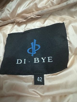 Chaqueta acolchada azul con interior dorado