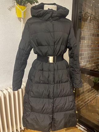 Abrigo largo negro con cinturón