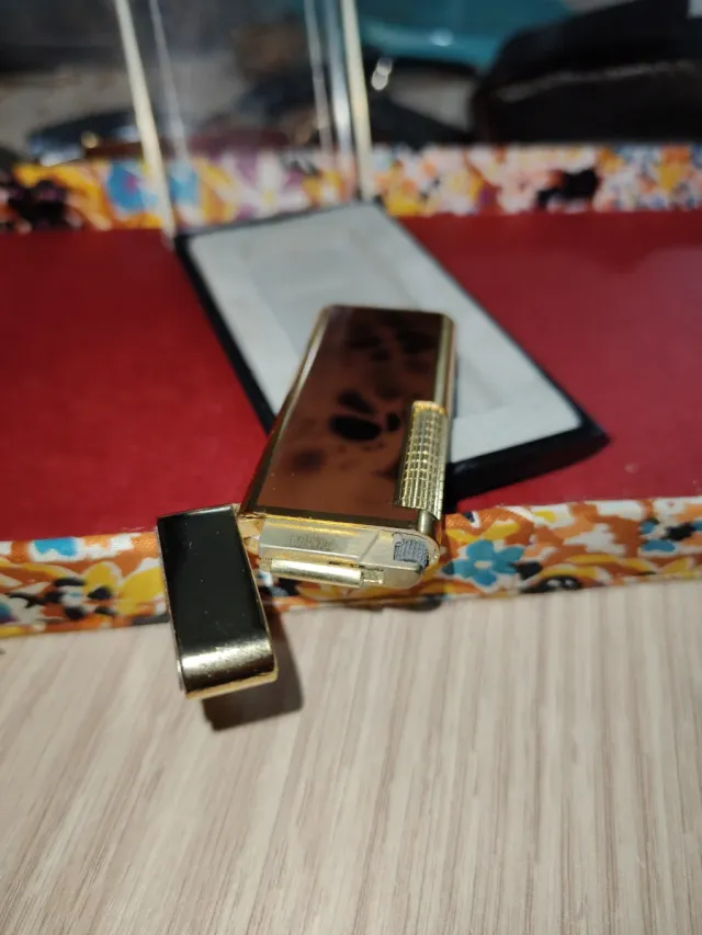 Mechero dorado con diseño tortuga