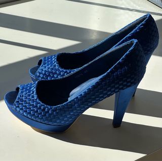 Zapatos de tacón azul tejido peep toe