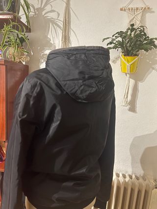 Chaqueta negra con capucha