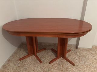 Mesa de comedor ovalada de madera extensible