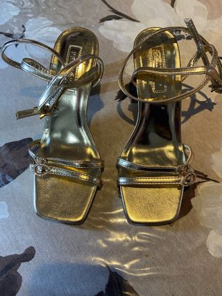 Sandalias doradas tacón Primark Talla 36