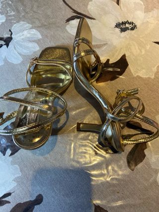 Sandalias doradas tacón Primark Talla 36